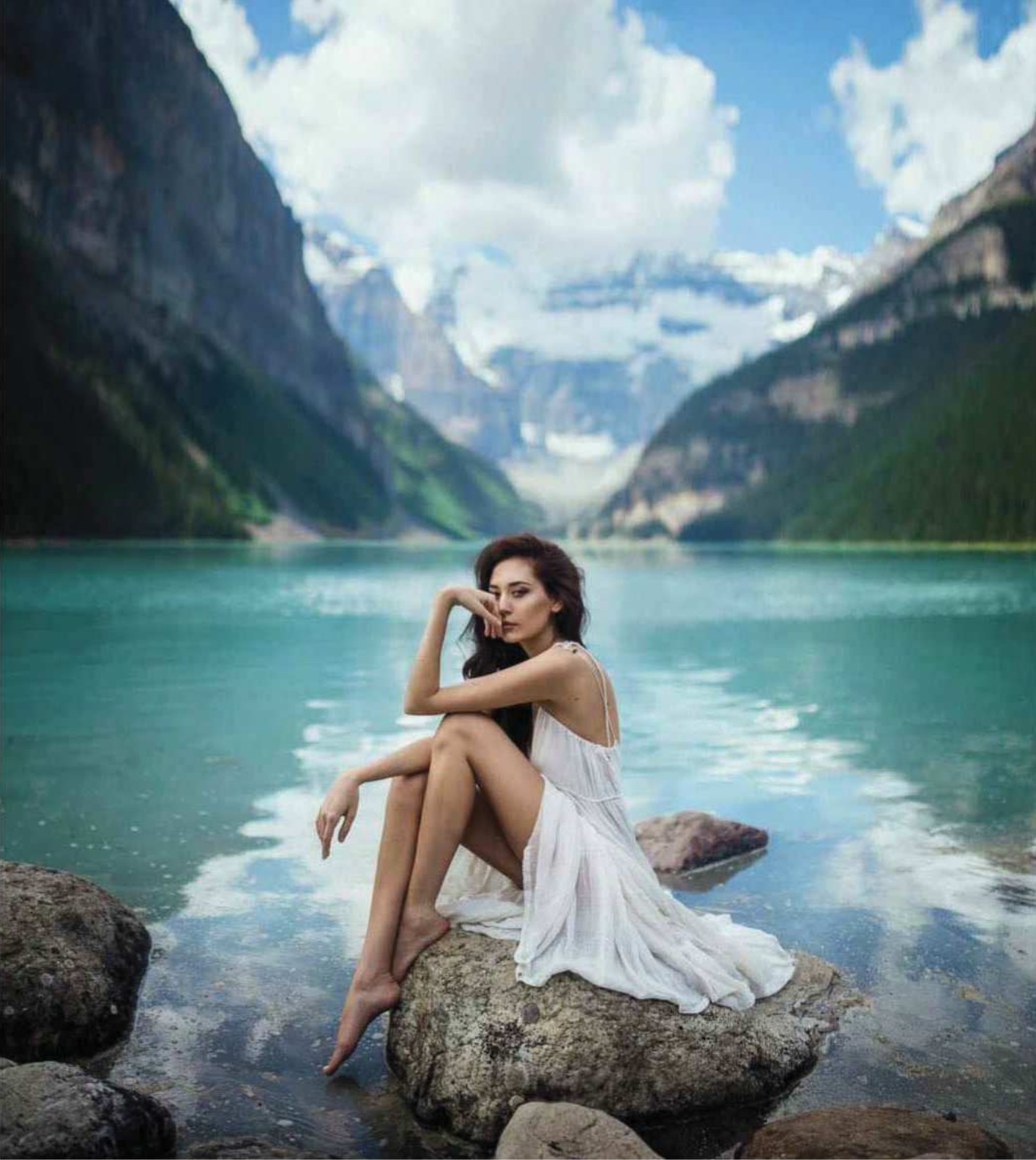 Идеи для фото в горах. Фотосессия в горах. Девушка у реки. Красивая девушка в горах. Фотосессия на озере.